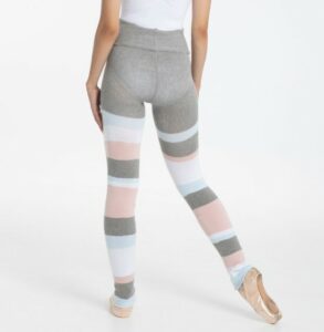Lys grå, hvit, rosa og blå stripete strikkebukse